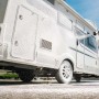 Pulizia di un camper con una pistola a spruzzo t.b.t. per irrigazione.