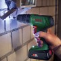 Avvitatore a percussione a batteria Bosch 18V con batteria e valigetta in uso.