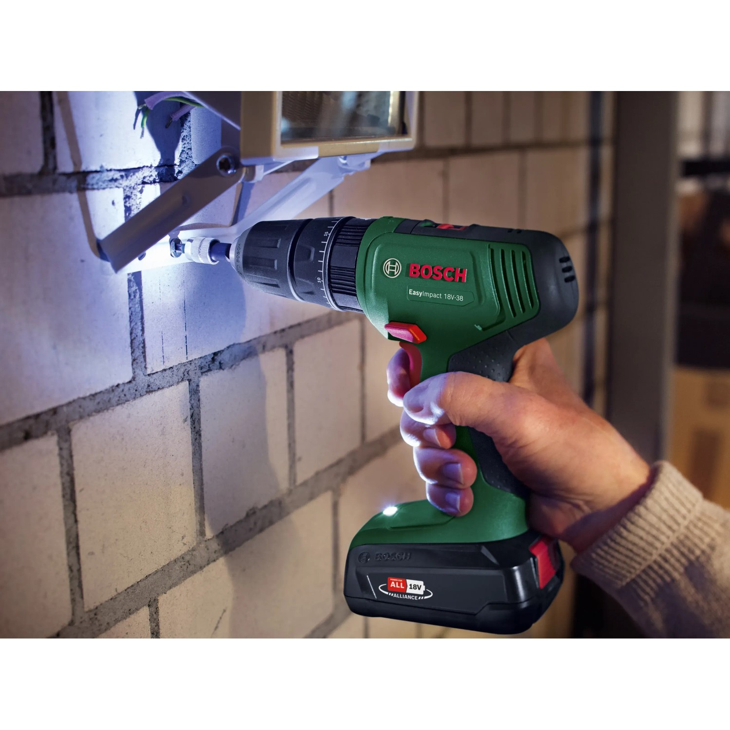 Avvitatore a percussione a batteria Bosch 18V con batteria e valigetta in uso.