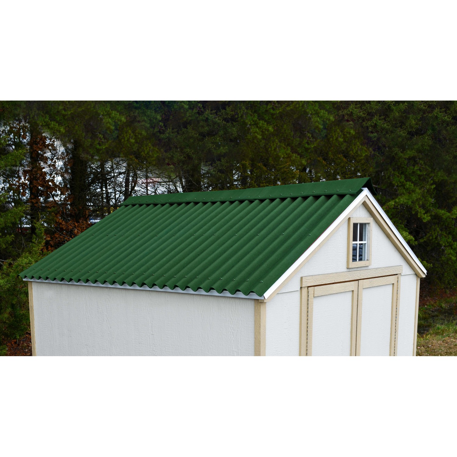 Lastre bituminose ondulate verdi su un tetto di una casetta da giardino.
