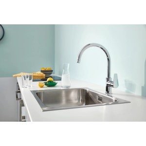 Miscelatore monocomando per lavello Grohe QuickFix Start Edge con bocca alta cromata sopra un lavello in acciaio inox.
