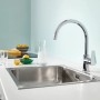 Miscelatore monocomando per lavello Grohe QuickFix Start Edge con bocca alta cromata sopra un lavello in acciaio inox.