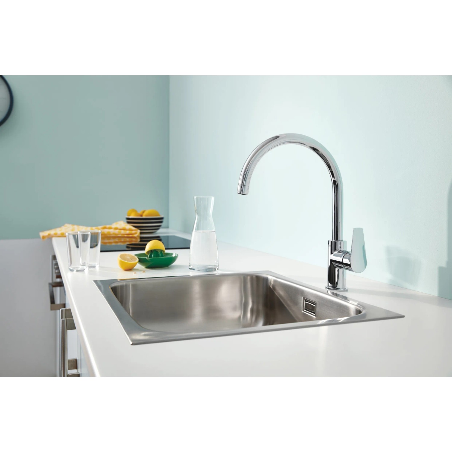 Miscelatore monocomando per lavello Grohe QuickFix Start Edge con bocca alta cromata sopra un lavello in acciaio inox.