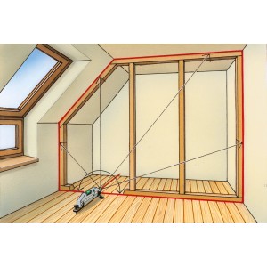 Livella laser compatta in uso per allineare una mansarda.