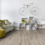 Soggiorno con pavimento laminato Comfort Quercia Naturale 7 mm. Ambiente luminoso e accogliente con effetto legno.