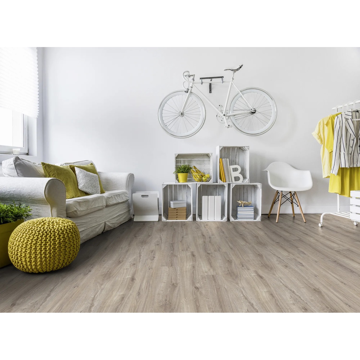 Soggiorno con pavimento laminato Comfort Quercia Naturale 7 mm. Ambiente luminoso e accogliente con effetto legno.