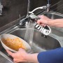 Doccetta in uso al lavello: lavare i piatti con la t.b.t. Doccetta.