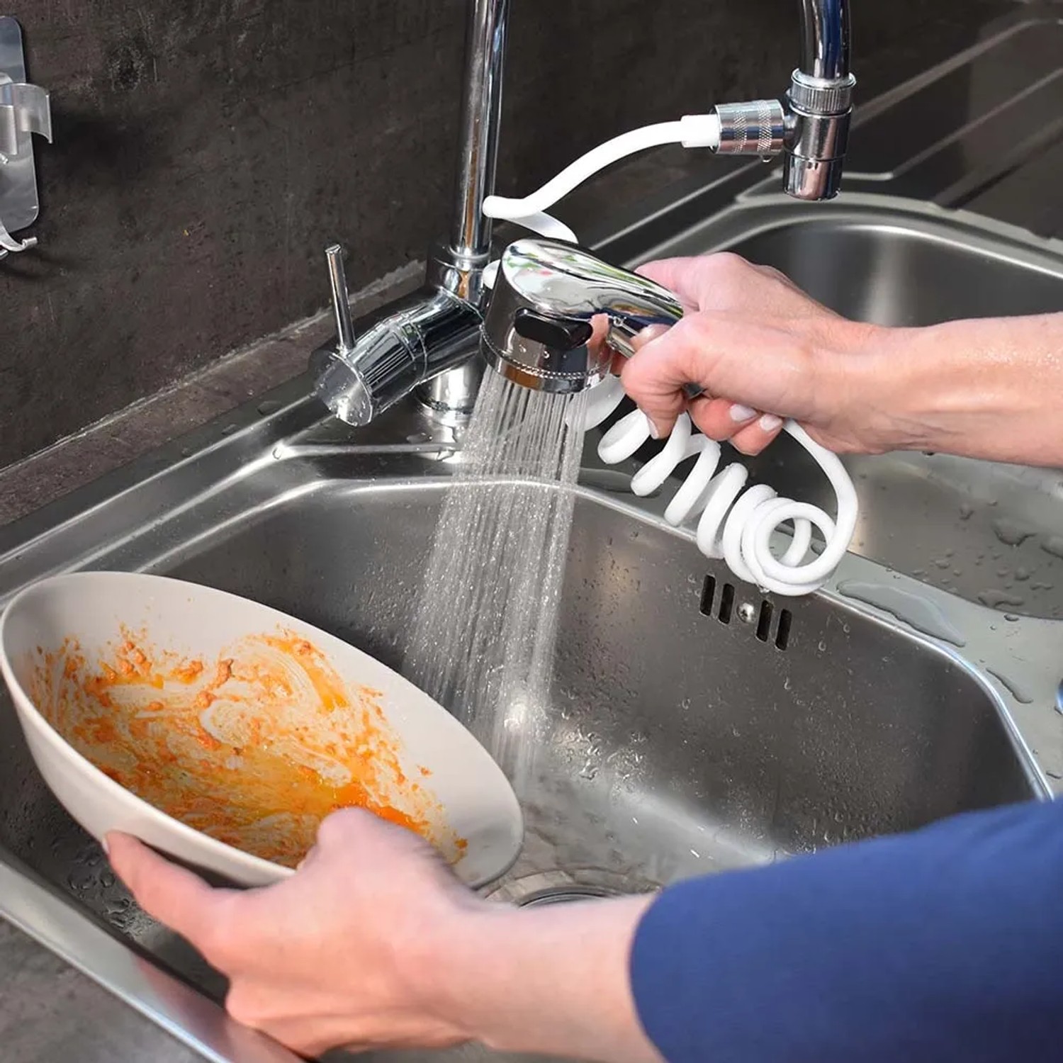 Doccetta in uso al lavello: lavare i piatti con la t.b.t. Doccetta.