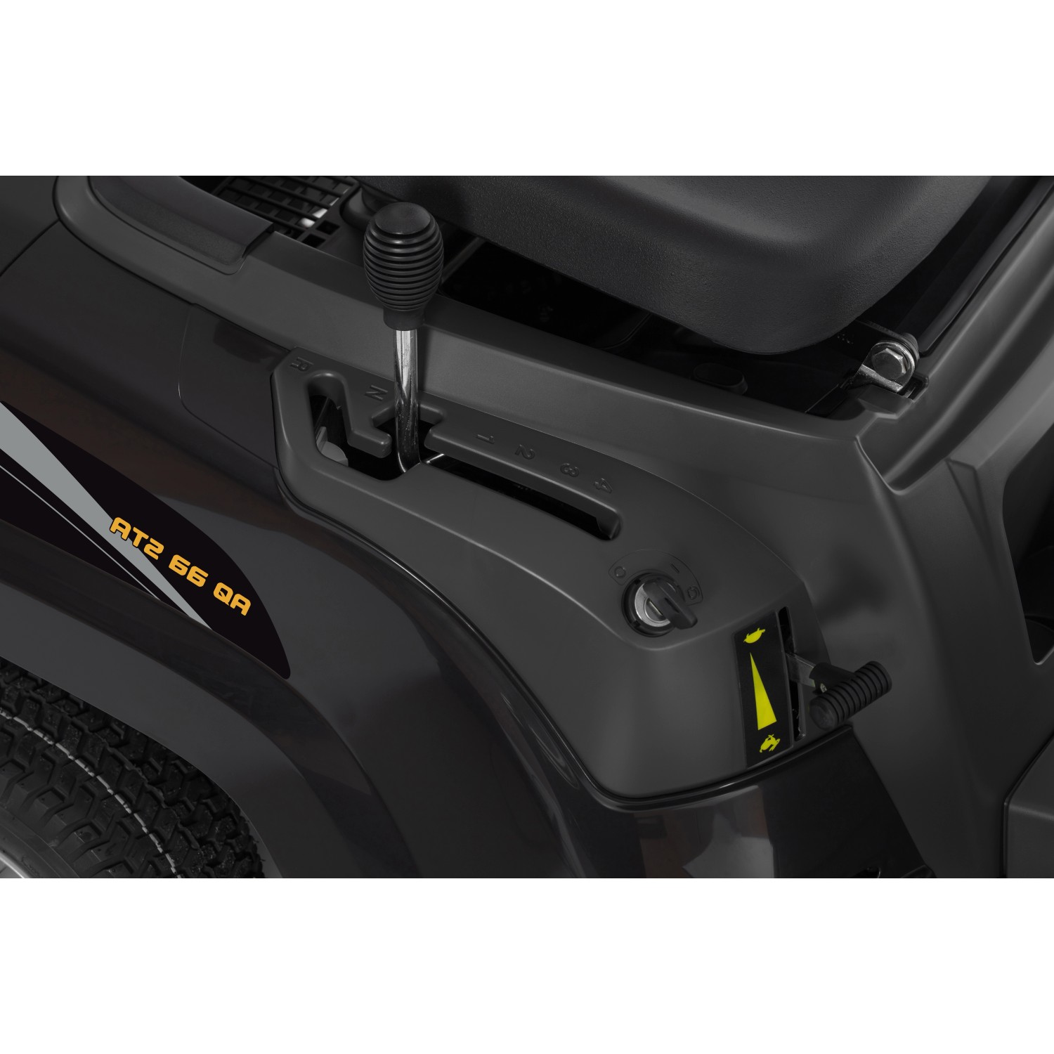 Dettaglio trattorino tagliaerba Alpina AT2 66 QA: leva del cambio, accensione e pannello di controllo.