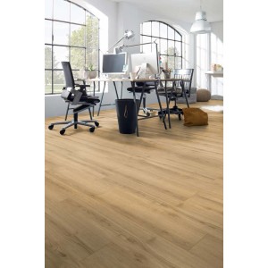 Pavimento laminato chiaro t.b.t. in ufficio moderno con scrivanie e sedie.