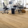 Pavimento laminato chiaro t.b.t. in ufficio moderno con scrivanie e sedie.