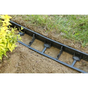 Bordura per prato t.b.t. in plastica nera per la progettazione del giardino.