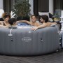 Vasca idromassaggio gonfiabile Bestway LAY-Z-SPA Santorini HydroJet Pro con persone in giardino.
