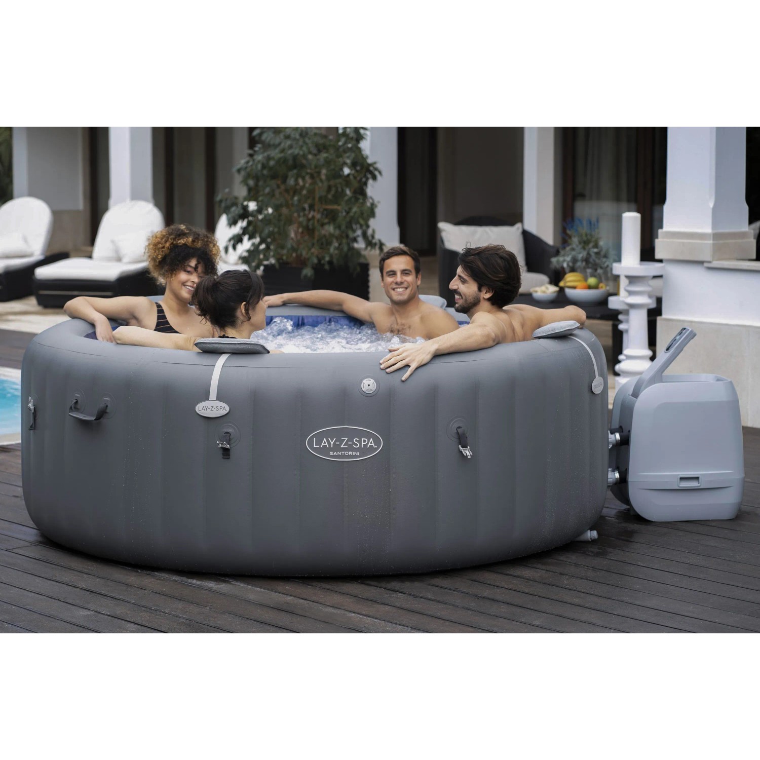 Vasca idromassaggio gonfiabile Bestway LAY-Z-SPA Santorini HydroJet Pro con persone in giardino.