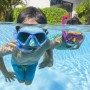 Bambini con maschere da sub e boccagli in piscina. Divertimento in acqua con accessori per immersioni OBI.