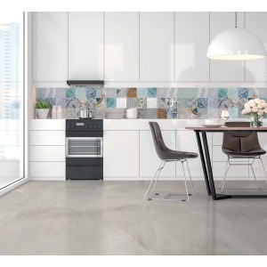 Piastrella per pavimento Urban in gres porcellanato opaco chiaro, 60x60 cm, posata in una cucina moderna.