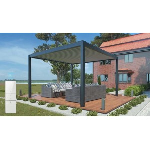 Gazebo t.b.t. moderno con mobili lounge grigi su terrazza in legno.