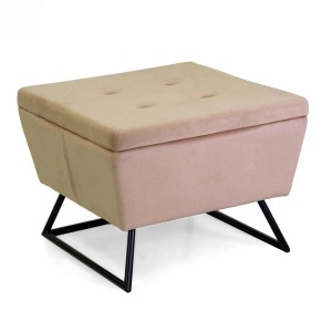 Pouf beige con dettagli a bottoni e struttura in metallo nero.