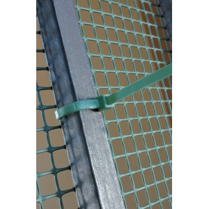 Dettaglio di un traliccio da giardino verde fissato a un telaio metallico con una fascetta.