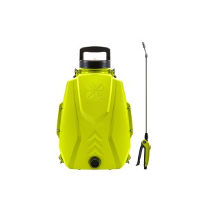 Spruzzatore a zaino giallo per giardinaggio. Pompa a pressione con lancia.