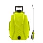 Spruzzatore a zaino giallo per giardinaggio. Pompa a pressione con lancia.