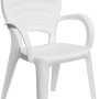 Sedia da giardino bianca con braccioli, ideale per l'uso esterno.