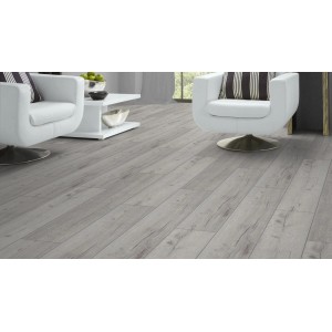 Pavimento laminato chiaro in un soggiorno con due poltrone bianche.