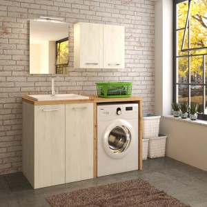 Lavanderia con lavatrice, mobile sottolavabo, specchiera e pensile in legno chiaro.