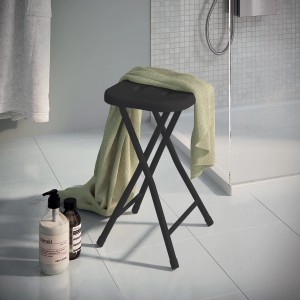 Sgabello da bagno pieghevole nero in un bagno con asciugamano. Ideale come sgabello da bagno.
