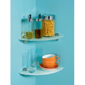 Mensole angolari in vetro con utensili da cucina e stoviglie. Ripiani in legno decorativi.