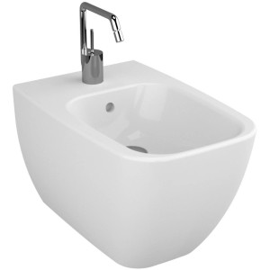 Bidet sospeso bianco con rubinetto.