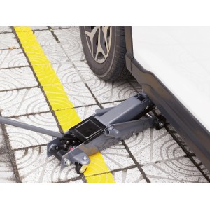 Cric a carrello grigio RWH-2500 B 2,5 t sotto un'auto per riparazione e manutenzione.