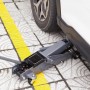 Cric a carrello grigio RWH-2500 B 2,5 t sotto un'auto per riparazione e manutenzione.