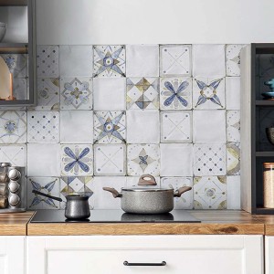 Alzatina cucina con decoro piastrelle t.b.t. in bianco e blu.