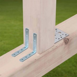 Staffe angolari e connettori per legno per fissare travi in legno.