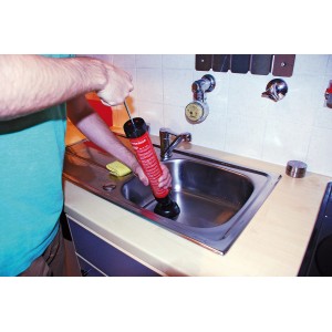 Sturatutto Rothenberger Industrial RoPump in uso su un lavandino, rosso/nero.