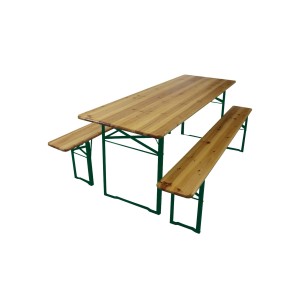 Set birreria con tavolo in legno e due panche con struttura verde.