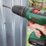 Avvitatore a percussione a batteria Bosch che fora il metallo. Cacciavite a batteria verde con punta.