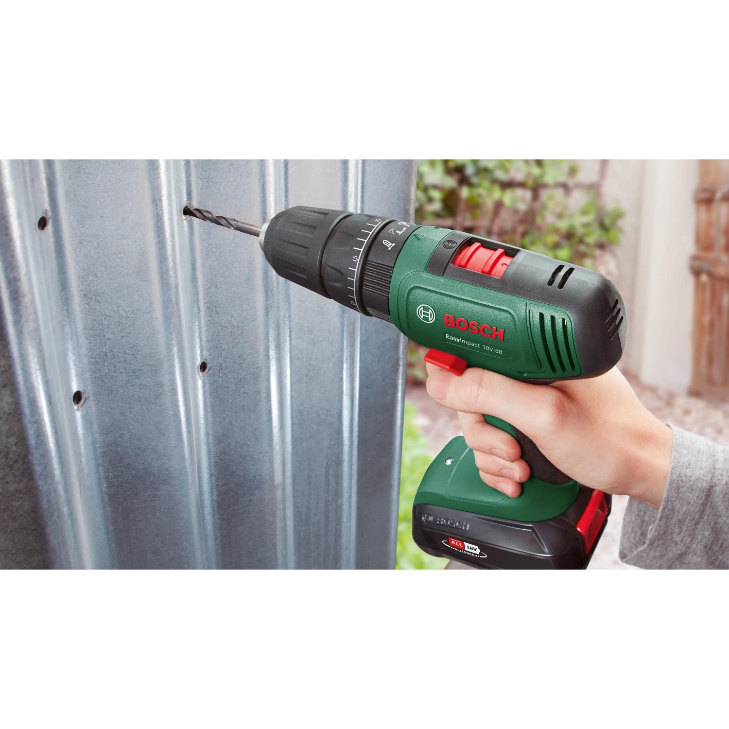 Avvitatore a percussione a batteria Bosch che fora il metallo. Cacciavite a batteria verde con punta.