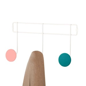 Appendiabiti t.b.t. con ganci colorati (rosa, turchese) e giacca.