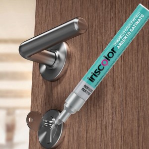 Pennarello Iriscolor argento per ritocchi su superfici metalliche su una porta.