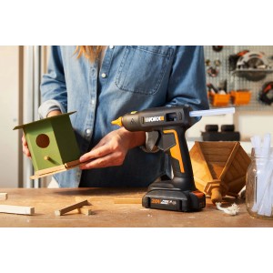 Pistola per colla a caldo a batteria WORX per creare una casetta per uccelli.