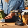 Pistola per colla a caldo a batteria WORX per creare una casetta per uccelli.