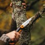Mano che sega un ramo con la sega a mano Fiskars Xtract SW73.