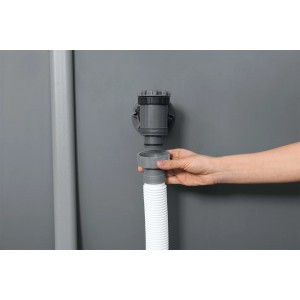 Trattamento acqua piscina: mano che assembla scarico grigio piscina a tubo bianco.