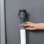 Trattamento acqua piscina: mano che assembla scarico grigio piscina a tubo bianco.