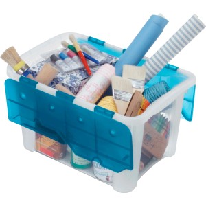 Contenitore trasparente con coperchio blu, pieno di materiali per il fai da te.