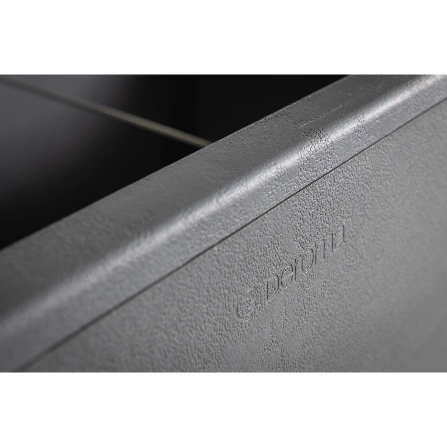 Dettaglio: fioriera Deroma Cosmo in bianco perla, plastica con logo.