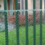 Rete metallica verde t.b.t. come schermatura per recinzioni in giardino.