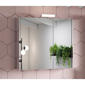 Specchiera t.b.t. con illuminazione in bagno.